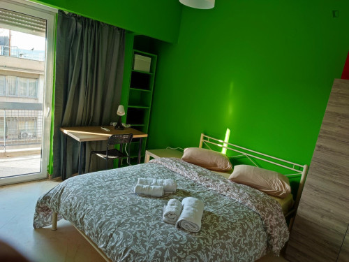 Modern double bedroom in a 10-bedroom apartment No18-5