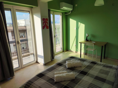 Modern double bedroom in a 10-bedroom apartment No18-4