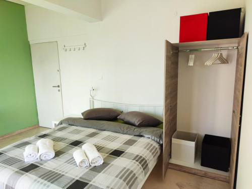 Modern double bedroom in a 10-bedroom apartment No18-4