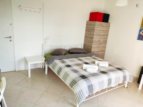 Modern double bedroom in a 10-bedroom apartment No18-4