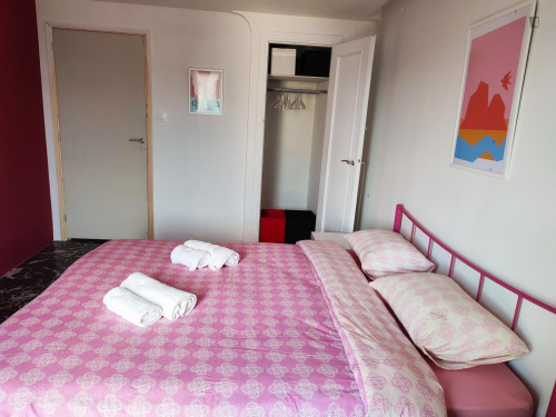 Modern double bedroom in a 10-bedroom apartment No18-10