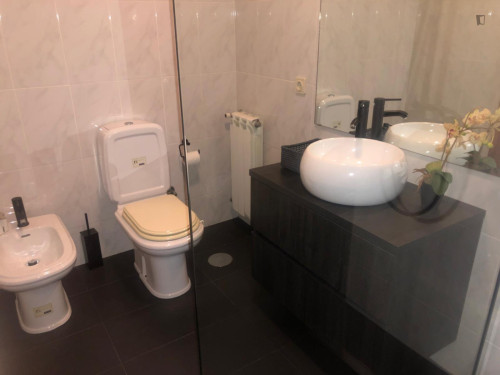 Double bedroom in 3-bedroom apartment - Gallery - 12