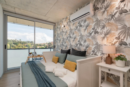 Breezy and modern 2-bedroom flat in Quebrantões