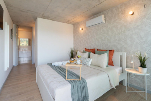 Breezy and modern 2-bedroom flat in Quebrantões - Gallery - 31