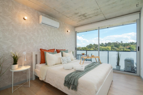 Breezy and modern 2-bedroom flat in Quebrantões - Gallery - 33