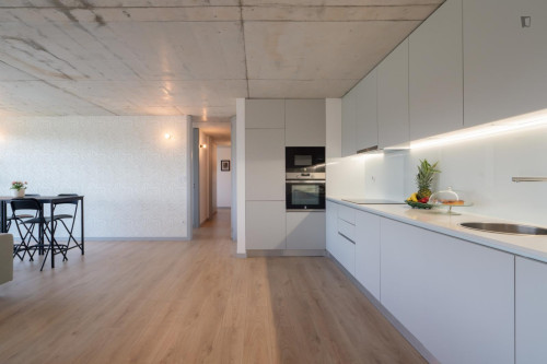 Breezy and modern 2-bedroom flat in Quebrantões - Gallery - 20