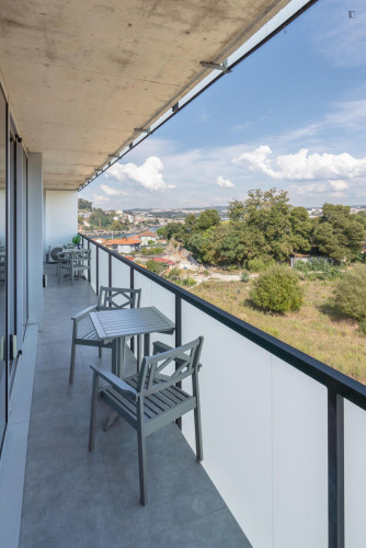 Breezy and modern 2-bedroom flat in Quebrantões - Gallery - 11