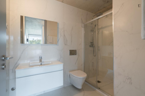 Breezy and modern 2-bedroom flat in Quebrantões - Gallery - 30