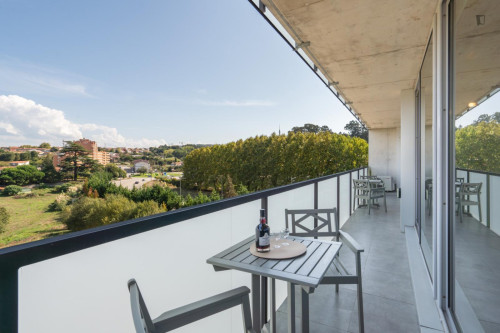 Breezy and modern 2-bedroom flat in Quebrantões