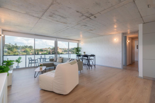 Breezy and modern 2-bedroom flat in Quebrantões - Gallery - 28