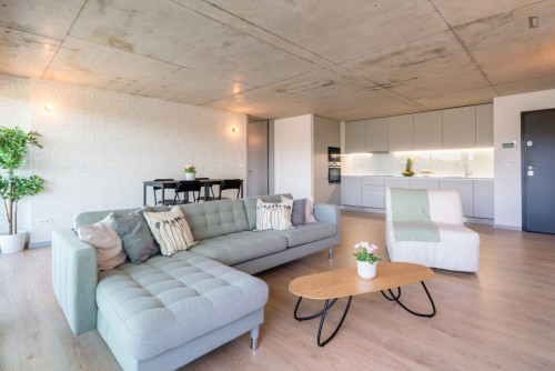 Breezy and modern 2-bedroom flat in Quebrantões - Gallery - 27