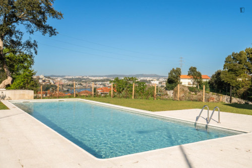 Breezy and modern 2-bedroom flat in Quebrantões - Gallery - 15
