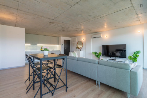 Breezy and modern 2-bedroom flat in Quebrantões - Gallery - 25