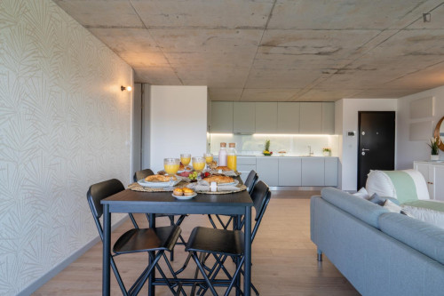 Breezy and modern 2-bedroom flat in Quebrantões - Gallery - 24