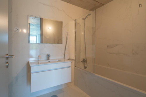 Breezy and modern 2-bedroom flat in Quebrantões - Gallery - 19
