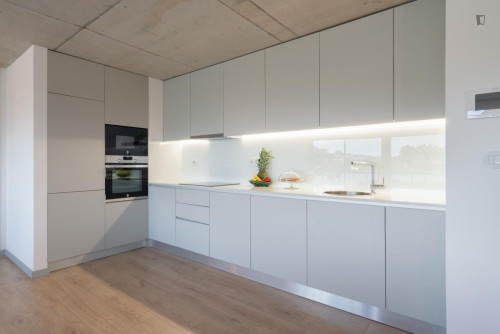 Breezy and modern 2-bedroom flat in Quebrantões - Gallery - 22
