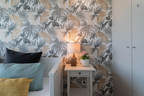 Breezy and modern 2-bedroom flat in Quebrantões - Gallery - 5
