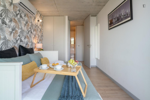 Breezy and modern 2-bedroom flat in Quebrantões