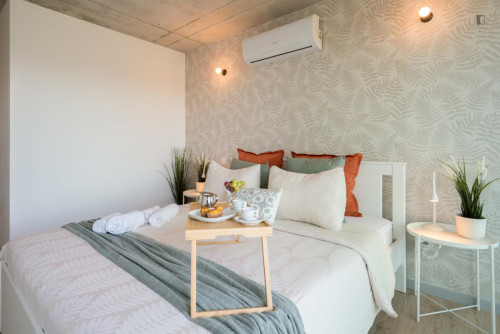 Breezy and modern 2-bedroom flat in Quebrantões - Gallery - 32