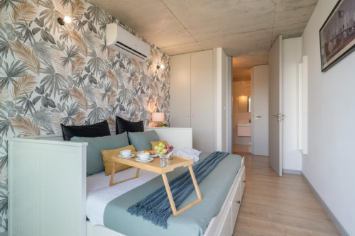 Breezy and modern 2-bedroom flat in Quebrantões