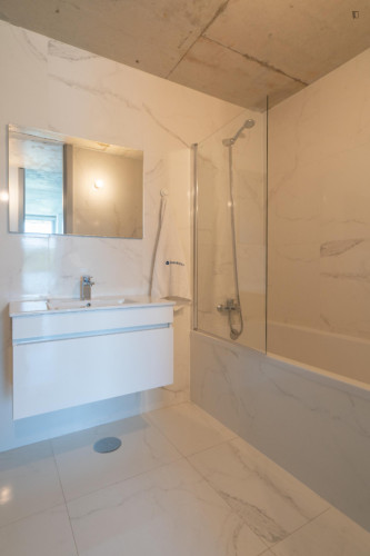 Breezy and modern 2-bedroom flat in Quebrantões - Gallery - 10