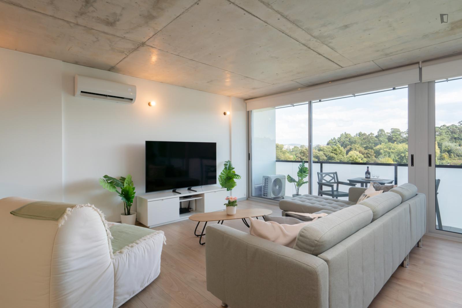 Breezy And Modern 2-Bedroom Flat In Quebrantões - 1
