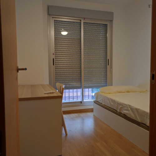Single bedroom, with balcony, in 3-bedroom apartment