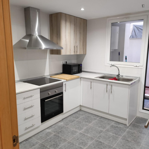 Single bedroom, with balcony, in 3-bedroom apartment - Gallery - 7