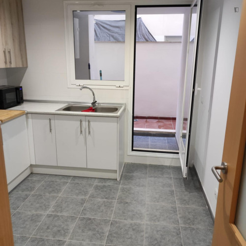 Single bedroom, with balcony, in 3-bedroom apartment - Gallery - 6