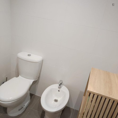 Single bedroom, with balcony, in 3-bedroom apartment - Gallery - 12