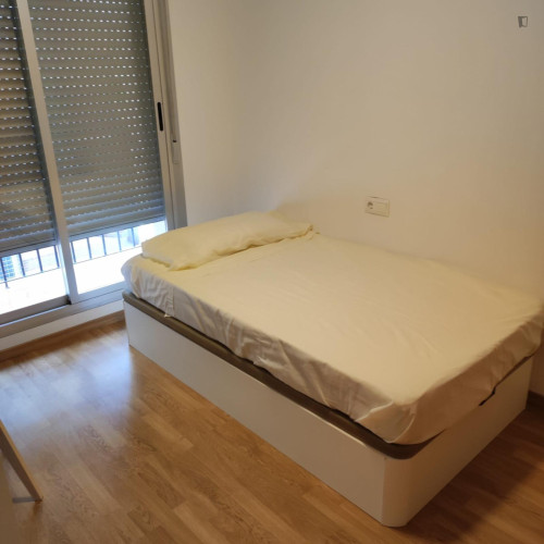 Single bedroom, with balcony, in 3-bedroom apartment