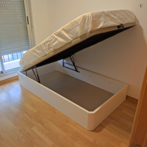 Single bedroom, with balcony, in 3-bedroom apartment