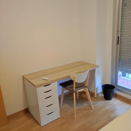 Single bedroom, with balcony, in 3-bedroom apartment - Gallery - 5