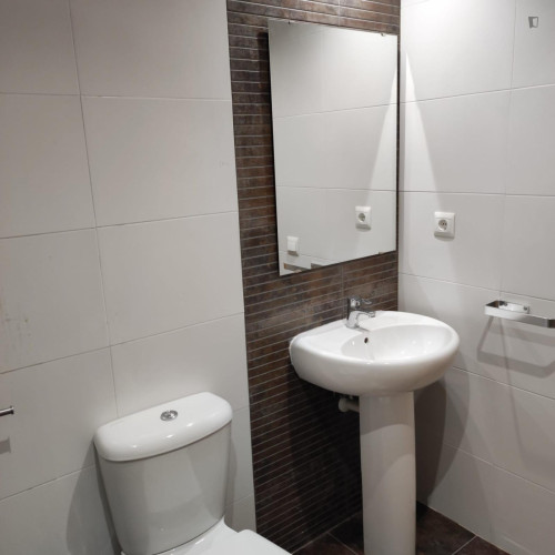 Single bedroom, with balcony, in 3-bedroom apartment - Gallery - 9