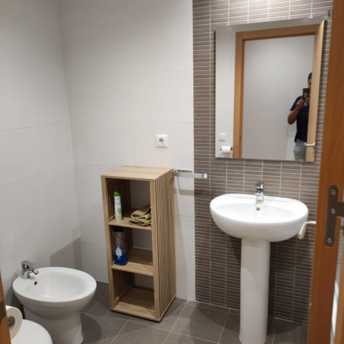 Single bedroom, with balcony, in 3-bedroom apartment - Gallery - 10