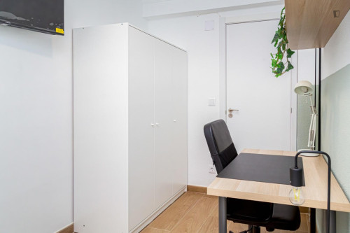 Attractive single bedroom