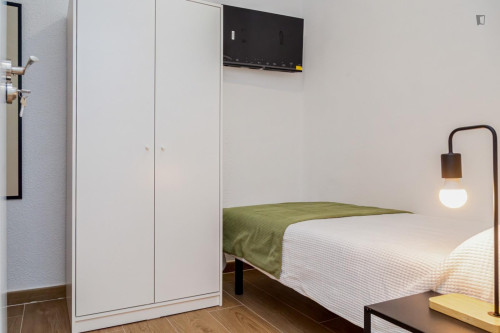 Cozy single bedroom