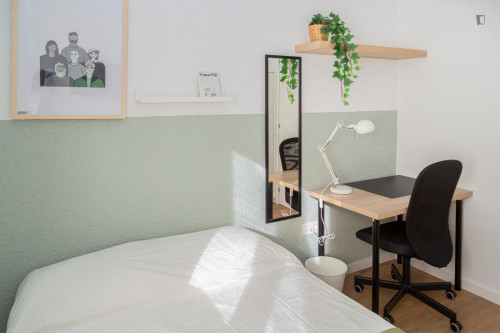 Attractive single bedroom