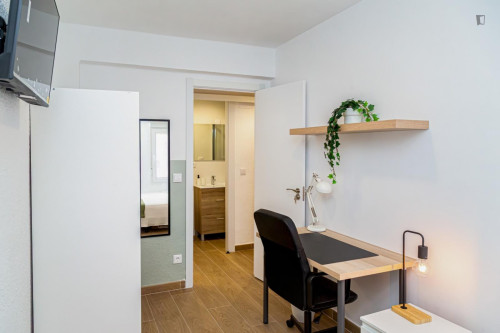 Great looking single bedroom