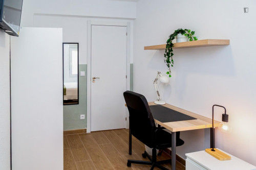 Great looking single bedroom