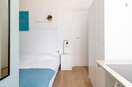 Attractive single bedroom in a property with balcony