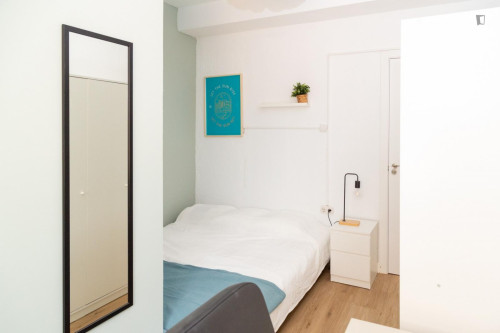 Attractive single bedroom in a property with balcony