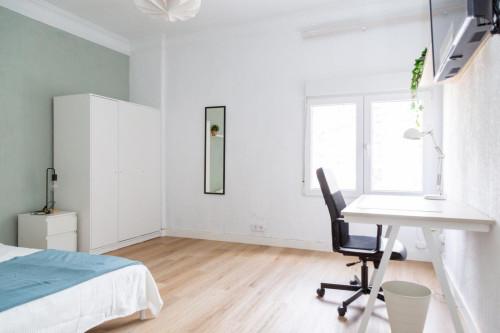 Appealing single bedroom in a property with balcony - Gallery - 2