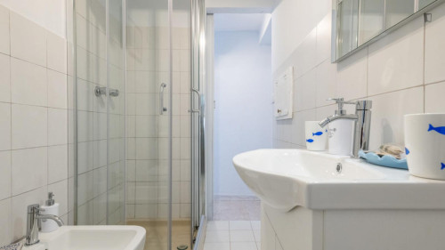 Tasteful 1-bedroom apartment in - Gallery - 9