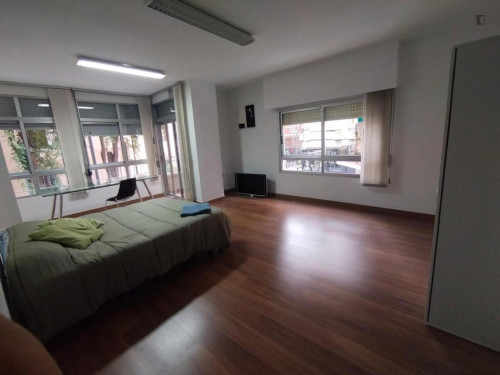 Spacious single bedroom in shared flat near the Universidad de Murcia: Campus de la Merced