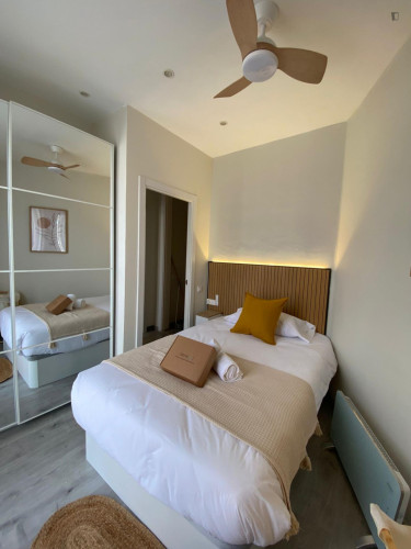 Luminous single bedroom with a balcony, in El Fort Pienc