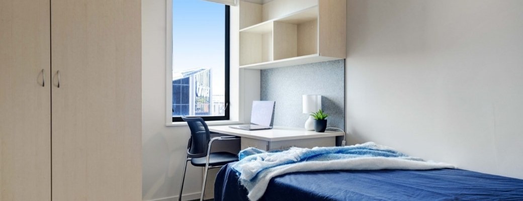 Room In A 5 Bedroom Apartment Small - Wellesley Apartments - Gallery - 1