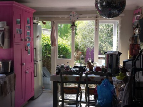 foodie, vegetarian host with cafe 