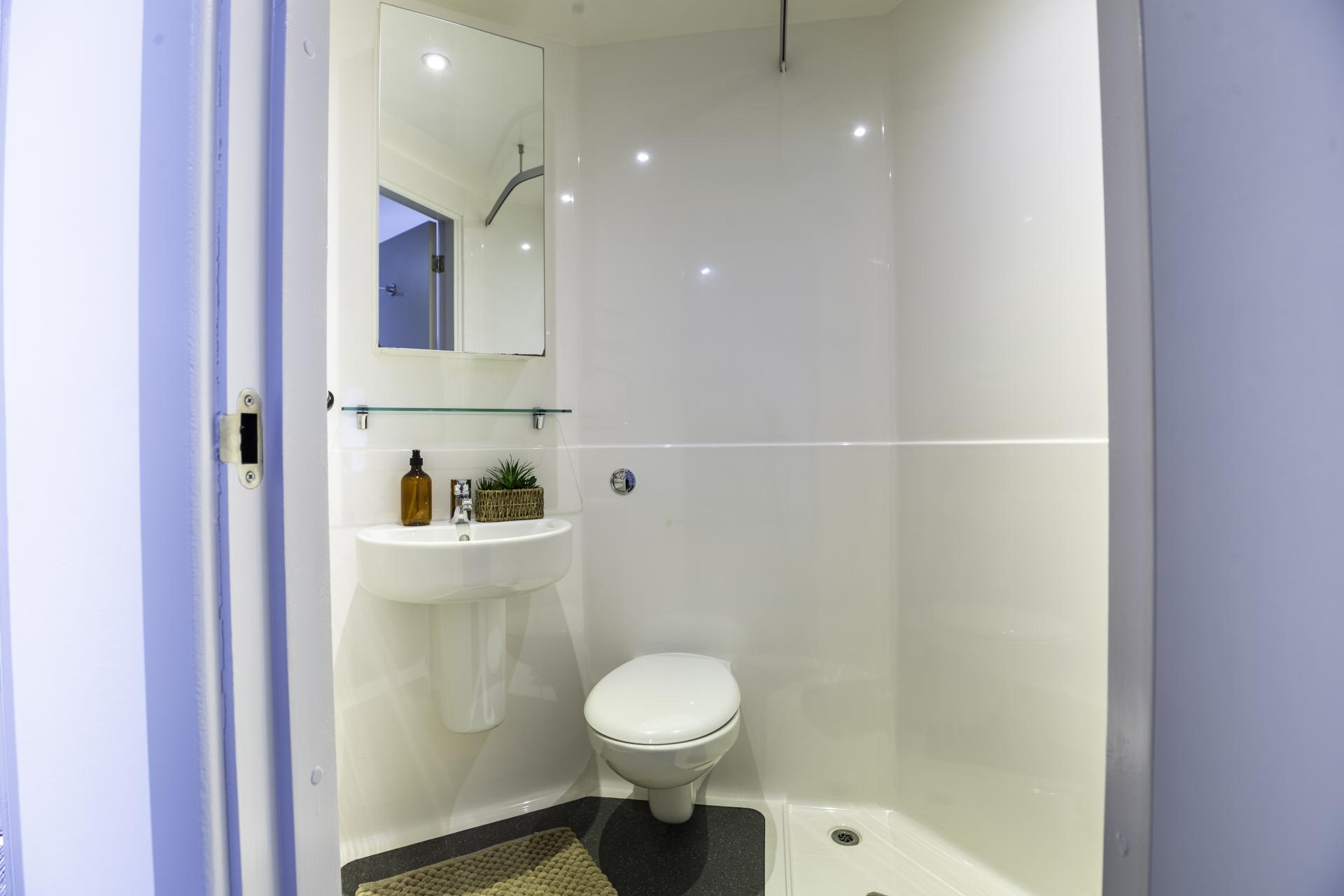 Classic En-Suite - 11