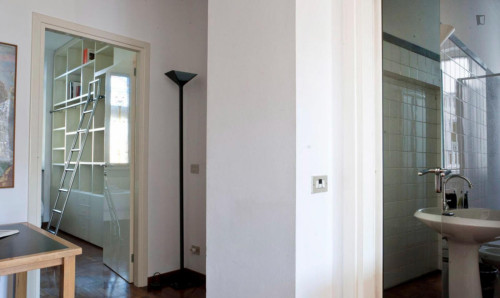Very big 5-bedroom apartment near Università Bocconi
